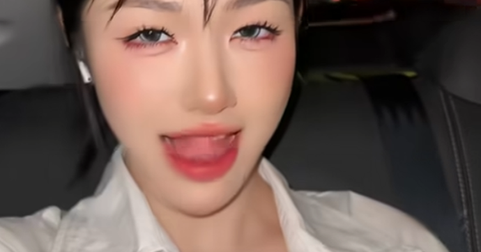 Trần Hà Linh accessories - Quy tắc cân bằng: chỉ một điểm nhấn chính